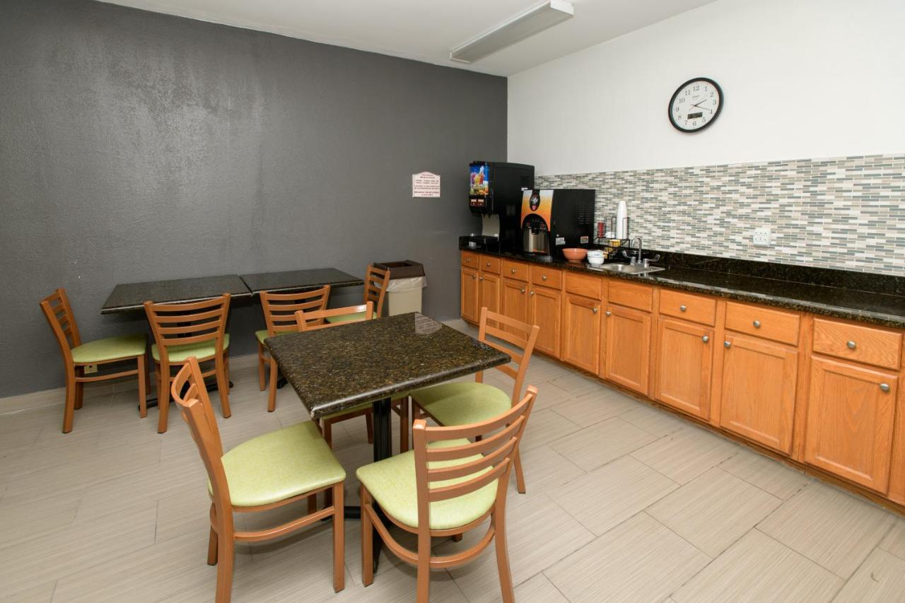 HomeTown Inn-Ringgold — photo 17