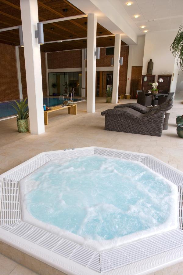 Heated swimming pool: Hotel Hesselet