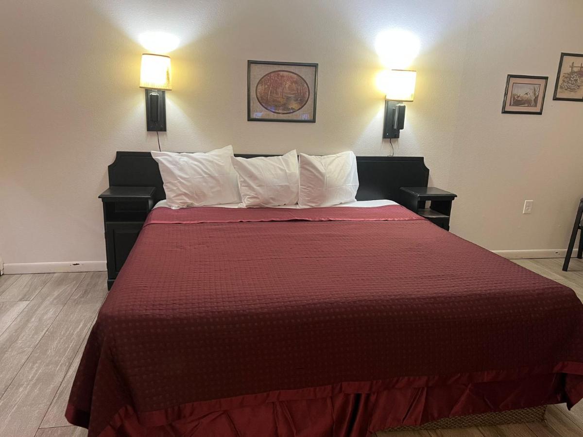 Deluxe Motel — photo 11