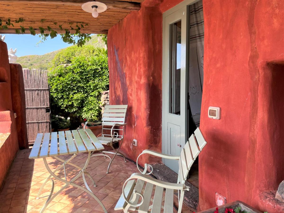 Villa La Vigna - Nella baia di Pollara, incantevole con piscina photo