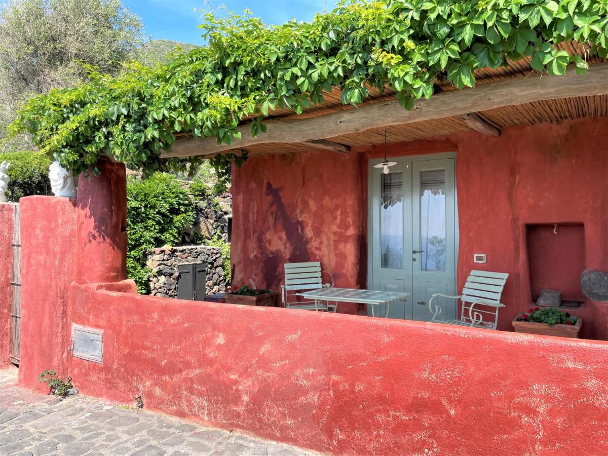 Villa La Vigna - Nella baia di Pollara, incantevole con piscina photo