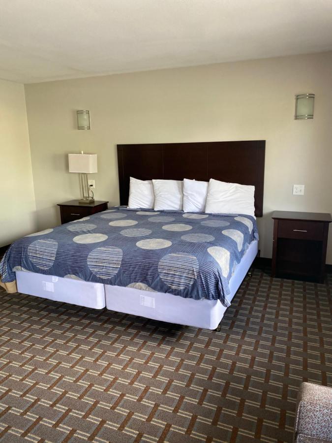 Budget Inn — photo 1