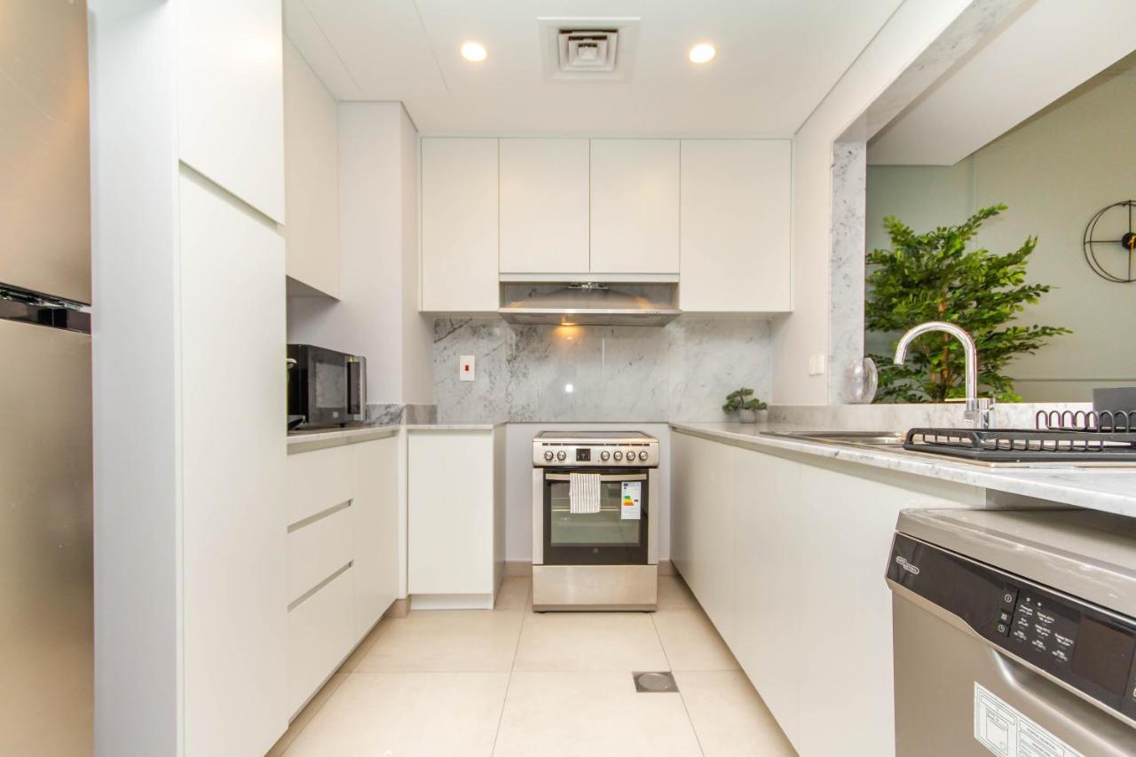 Ultimate Stay - Luxury 2BR Apartment with Iconic Burj Al Arab View from the Swimming Pool - 4