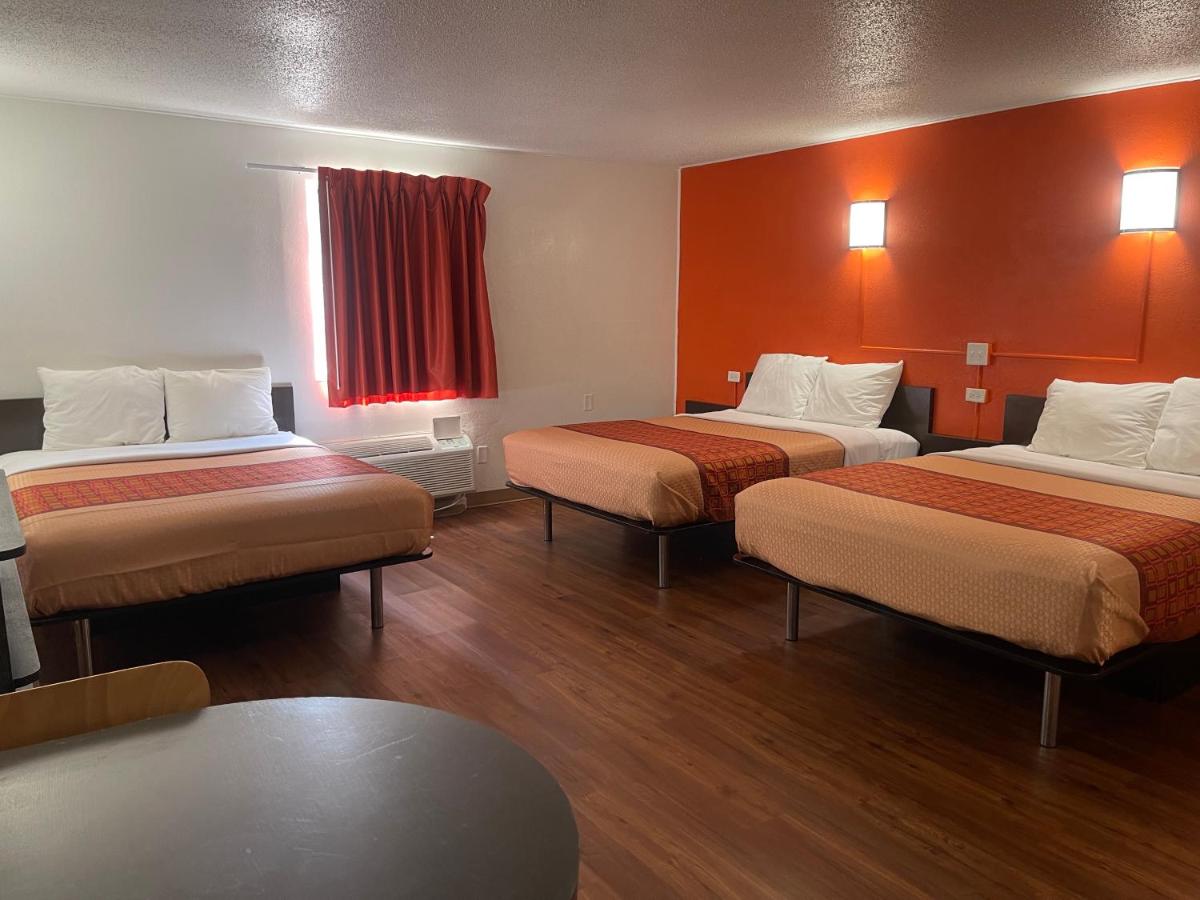 Regal 8 Inn — photo 2