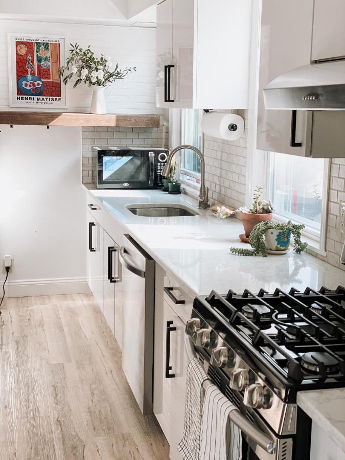 Designer Home 2 Bedroom - 20min to NYC WTC - Private Backyard - 5