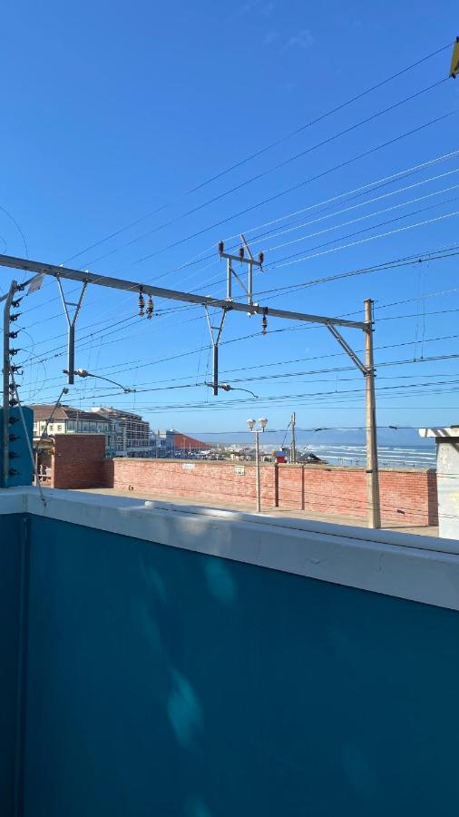 Cozy Beachside Studio Apartment on Surfers Corner - 5