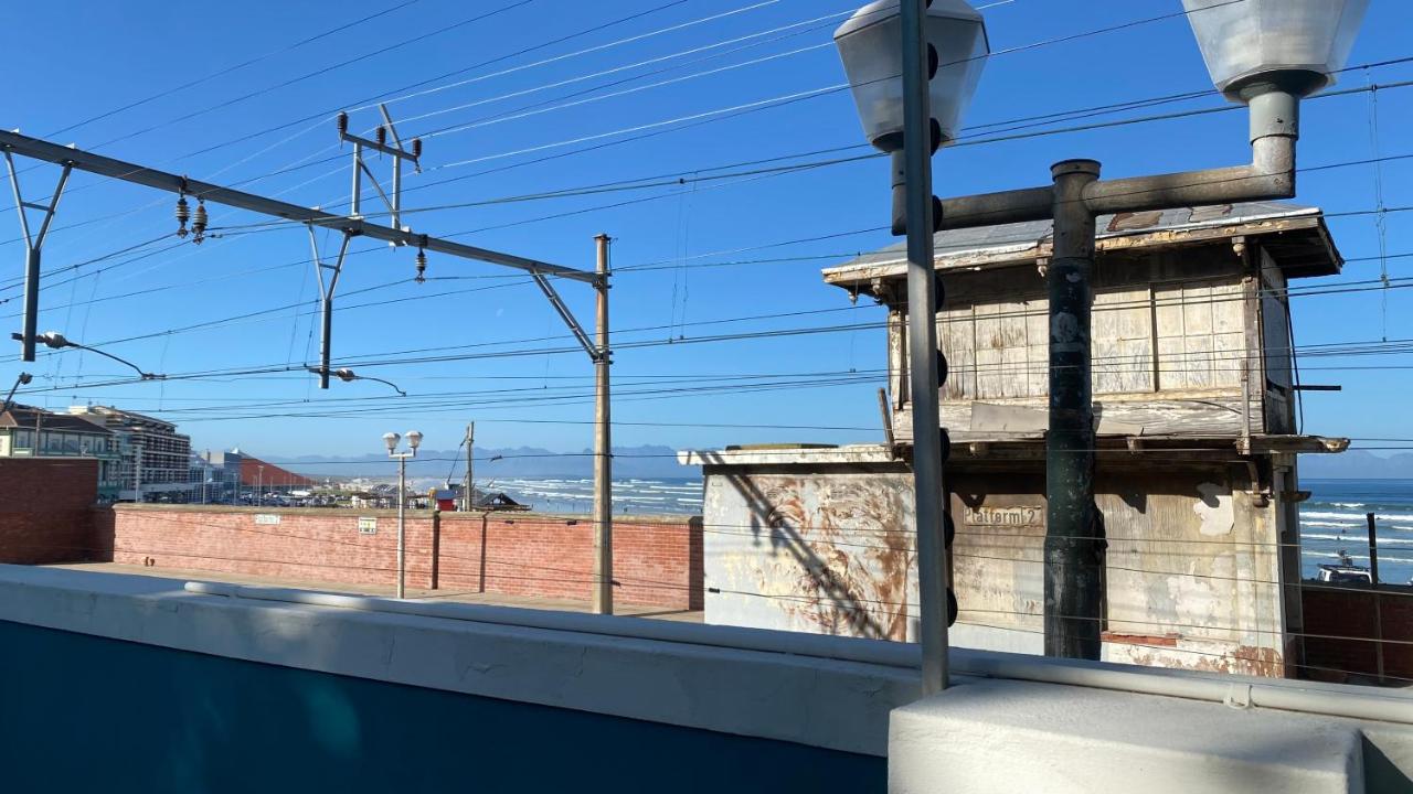 Cozy Beachside Studio Apartment on Surfers Corner - 4