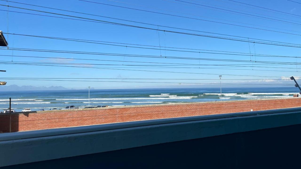 Cozy Beachside Studio Apartment on Surfers Corner - 3