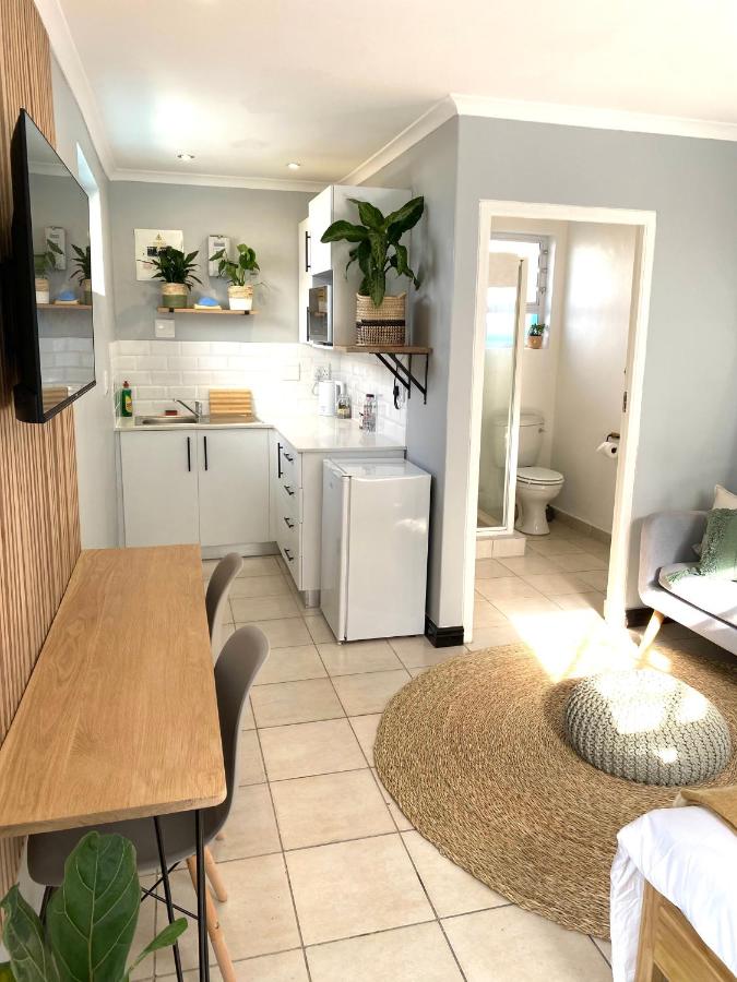 Cozy Beachside Studio Apartment on Surfers Corner - 2