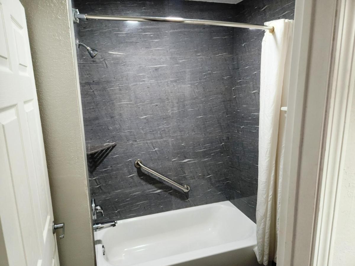 Express Inn Hobby Airport — photo 17