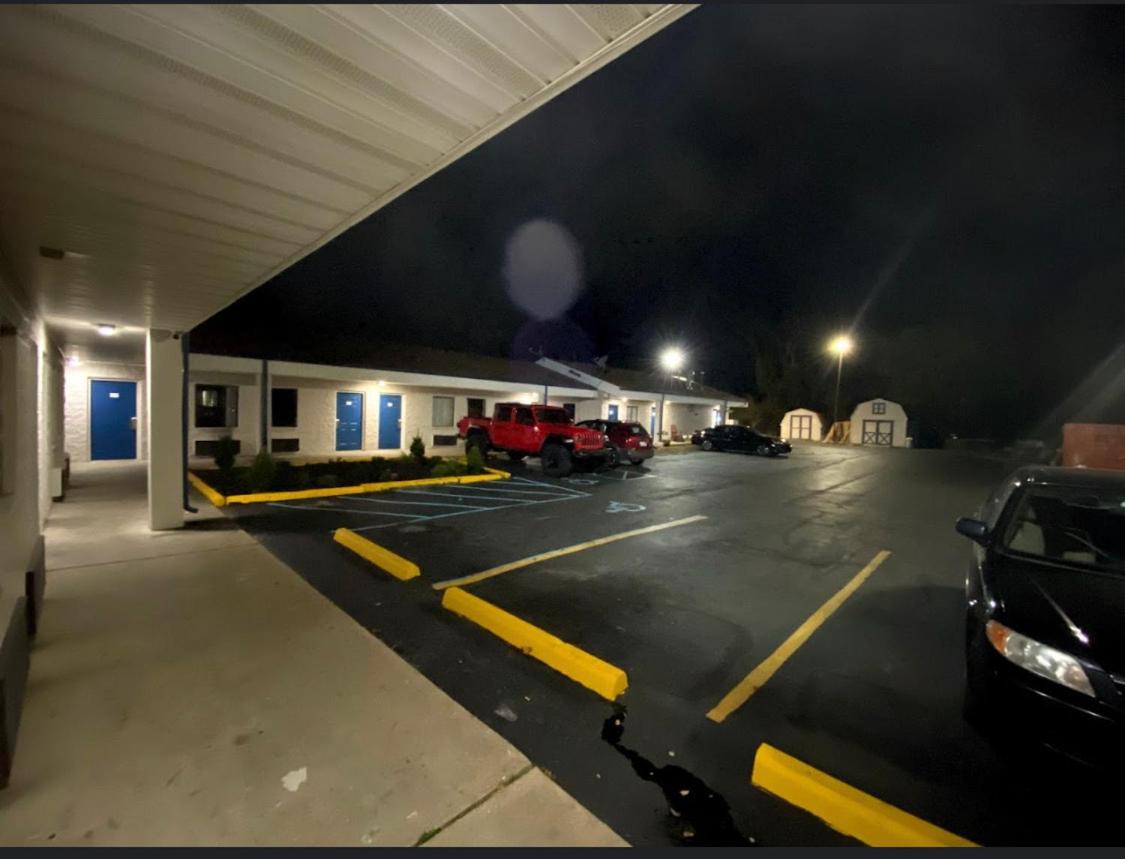 Deluxe Inn Near Toledo Ohio — photo 6