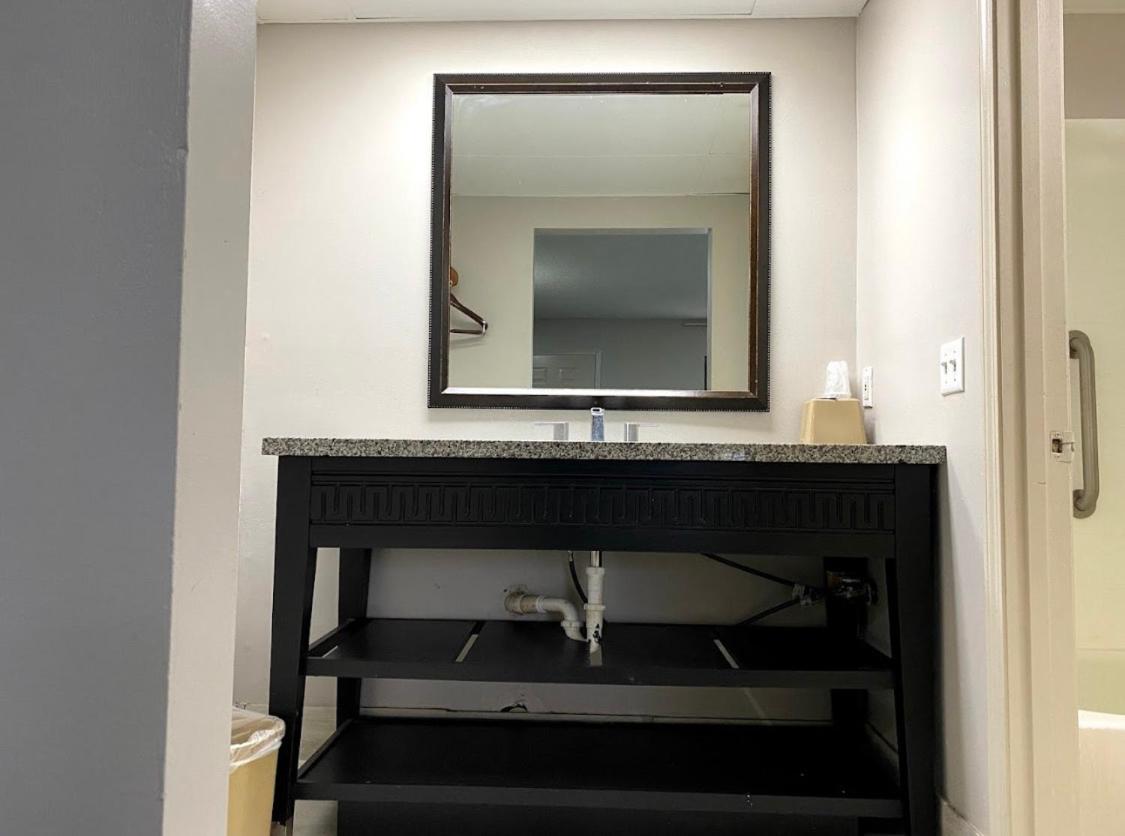 Deluxe Inn Near Toledo Ohio — photo 4
