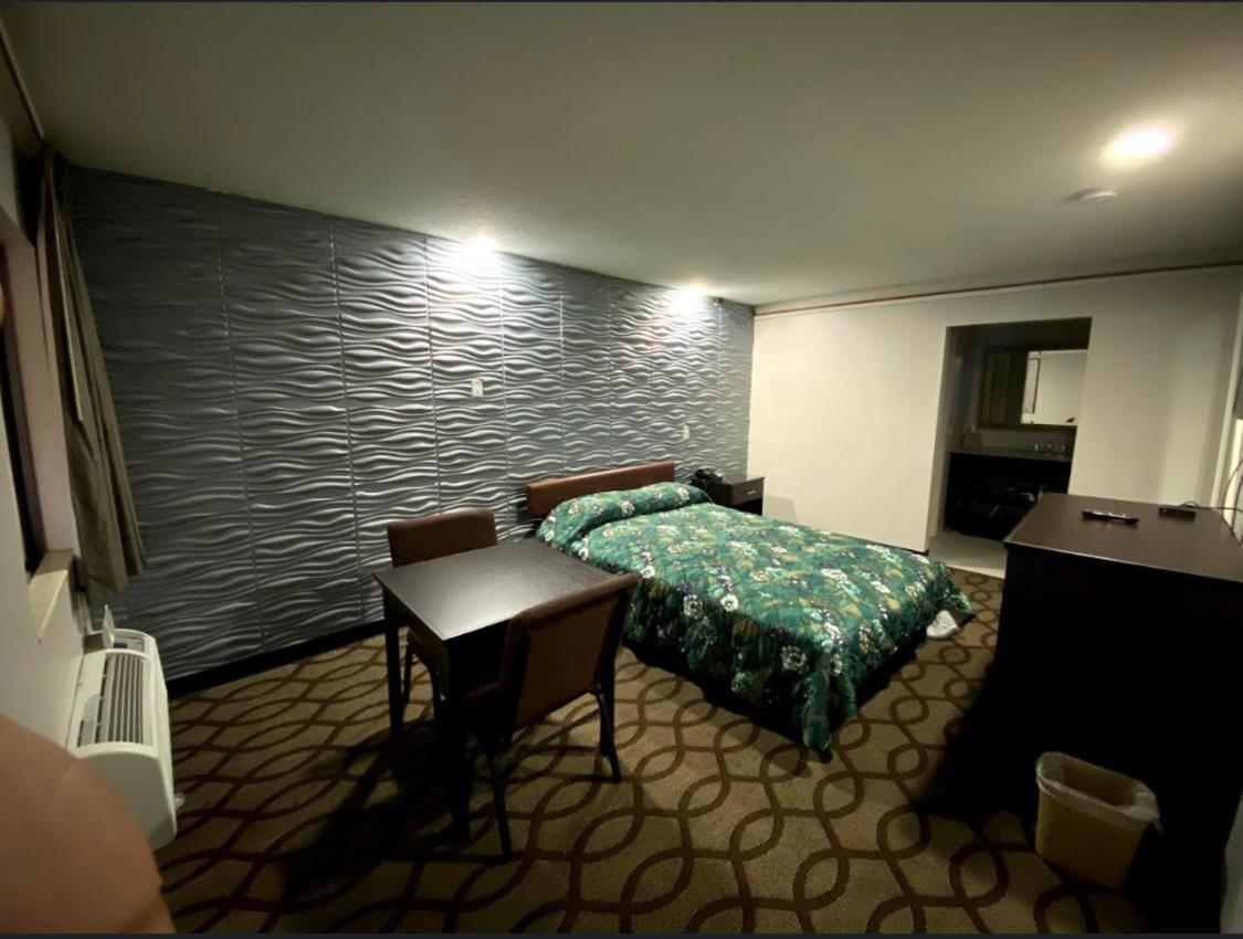 Deluxe Inn Near Toledo Ohio — photo 15