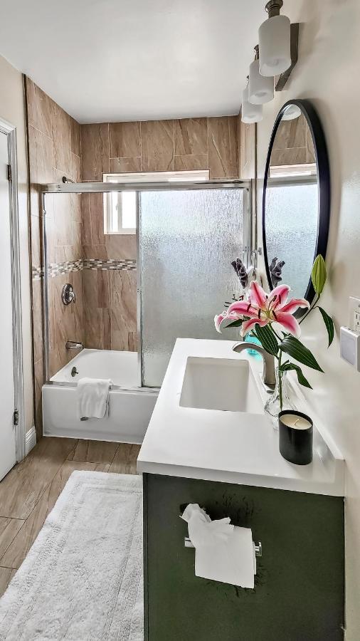 Studio Mins to LAX , Venice Beach & Sony Studios CC B - 3