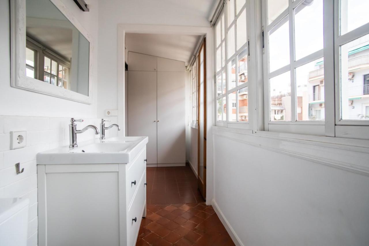 31mai1043 - Sunny home terrace Sagrada Familia - 3