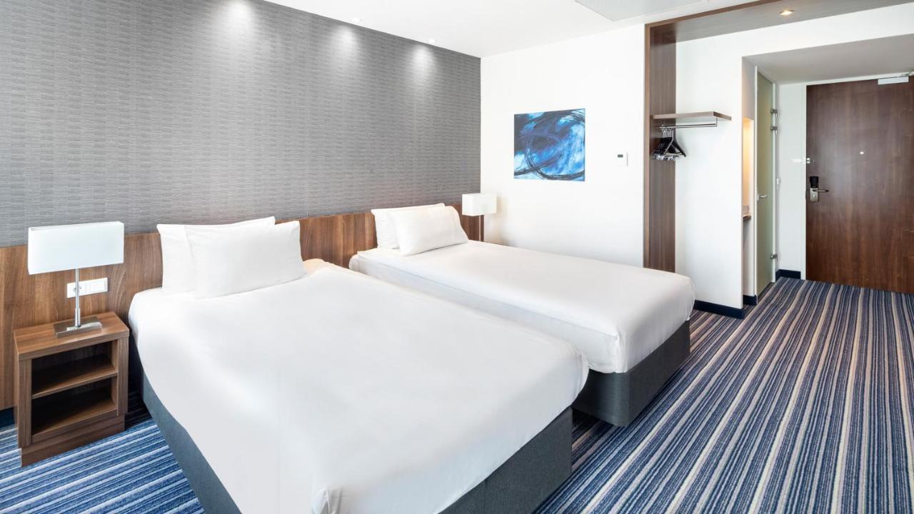 Een bed of bedden in een kamer bij Holiday Inn Express Utrecht - Papendorp by IHG