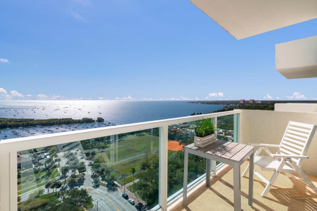 Ocean View Balcony steps from Restaurants, Peacock Park & Marina