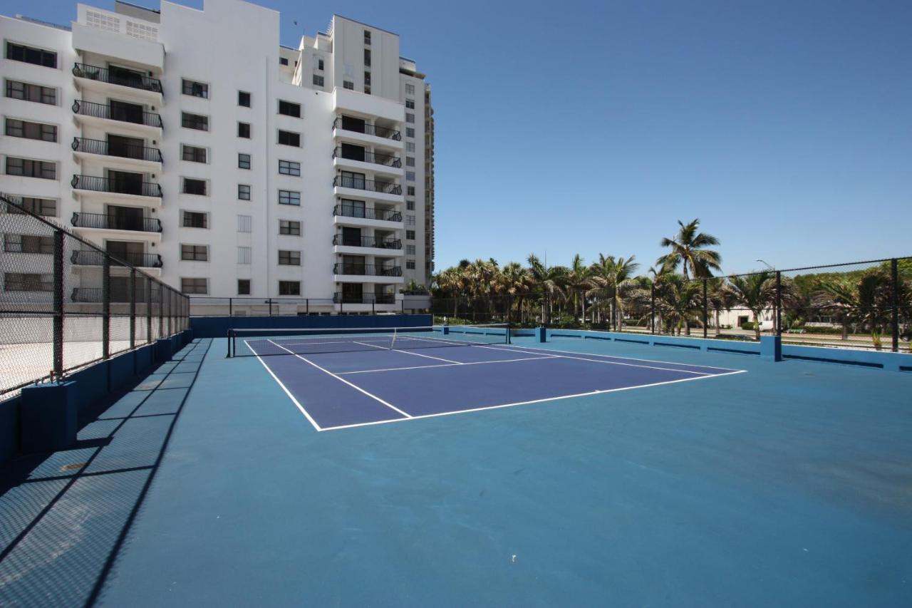 Tennis court: Miami Beach Apartments by MiaRentals