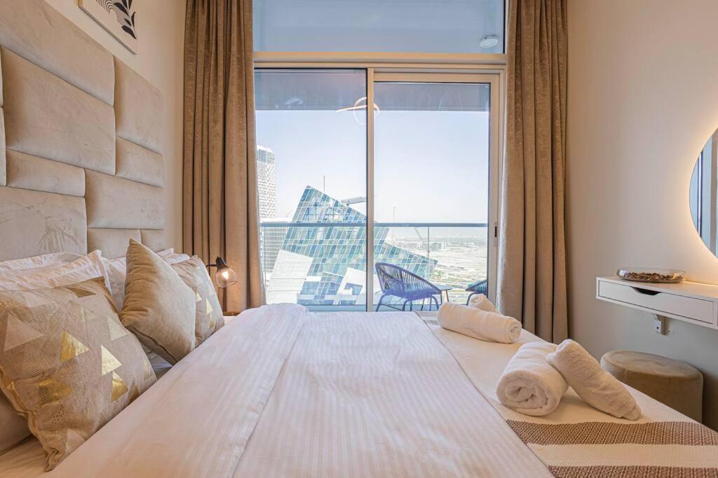 AXINITE - Brand New! Warm Cozy 1 Bed HIGH FLOOR Downtown Dubai CANAL VIEW - 2