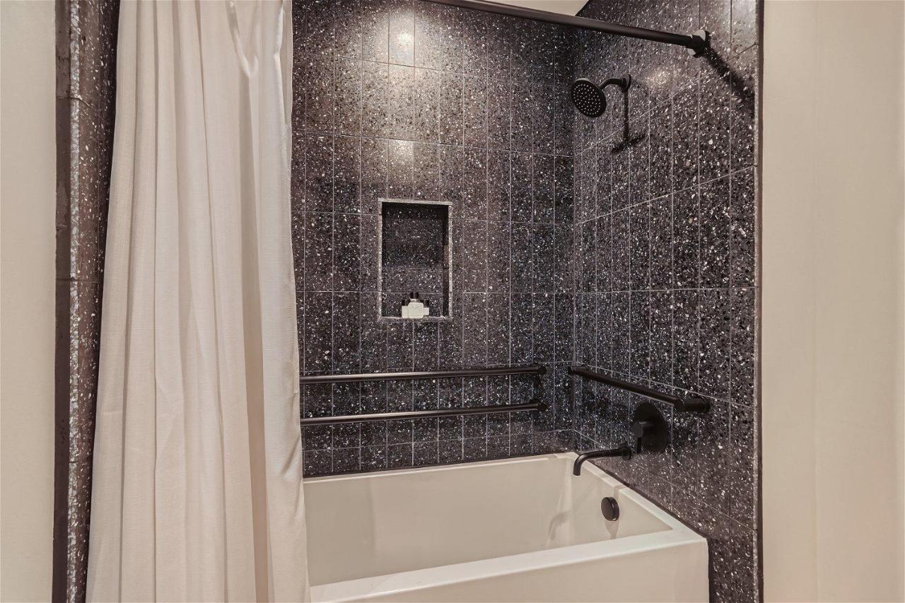 Spacious 1 BR condo - Amazing views - Pool - Kitchen - 3