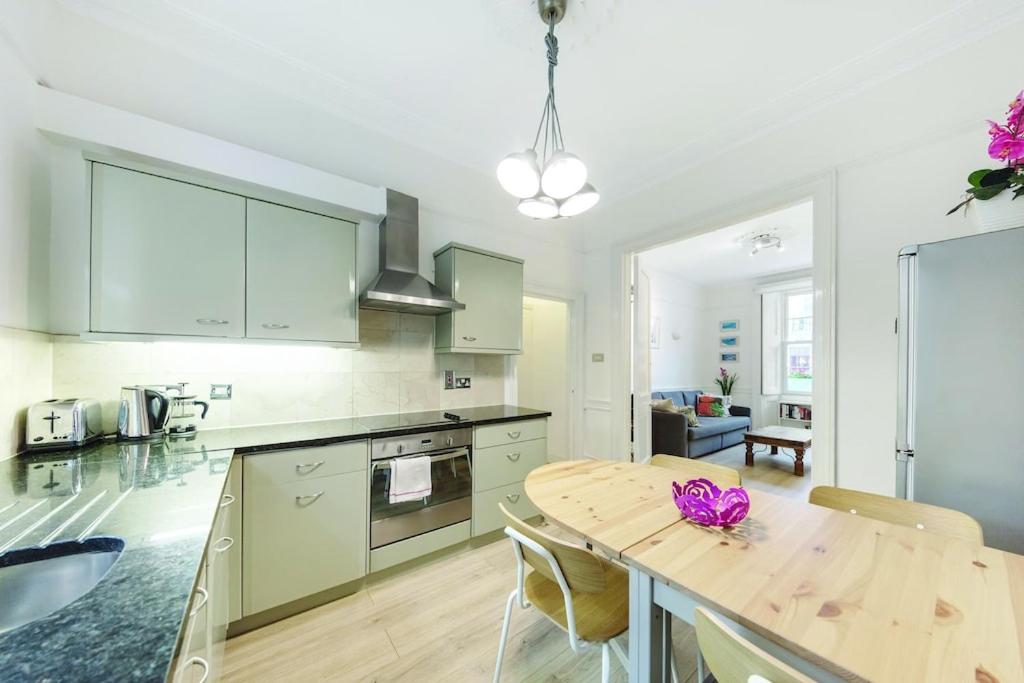 3 Bedroom Apartment in Westminster - 4