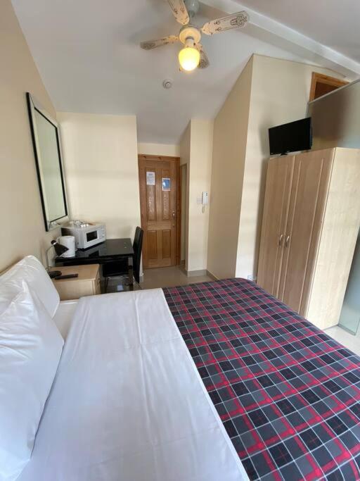 Studio to let in Covent Garden with kitchen - 2