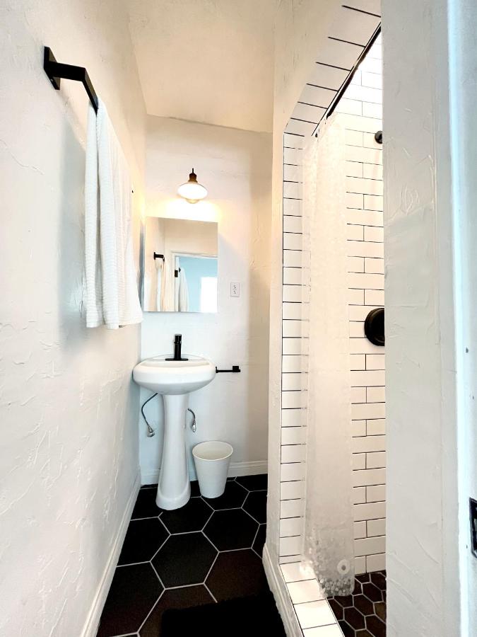 Heart of Hollywood Apartment - 2Bed 2Bath - 3