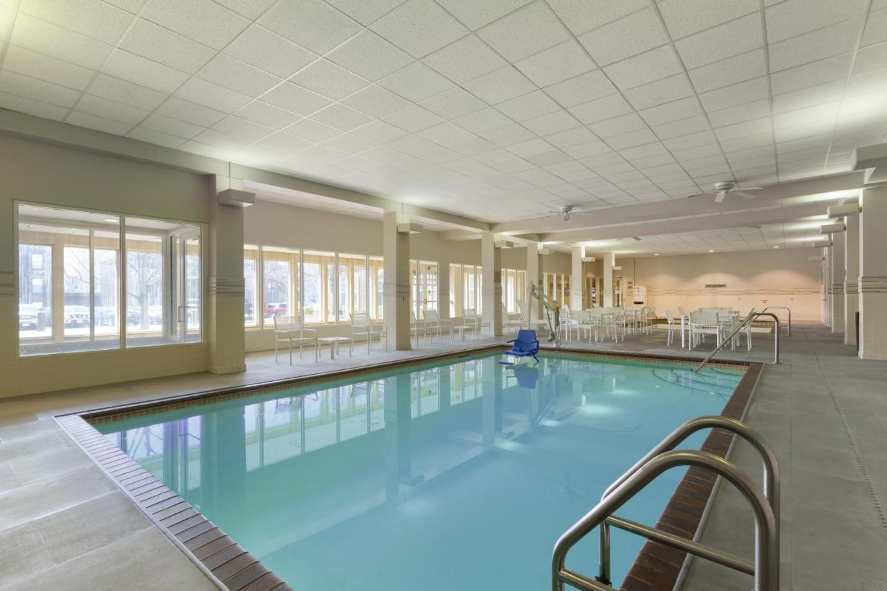 Heated swimming pool: Country Inn & Suites by Radisson, Bloomington at Mall of America, MN