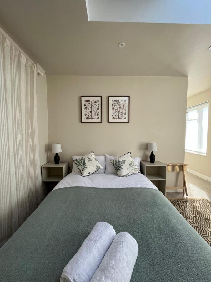 The Bit On The Side, Private Studio, Own Entrance, Free Driveway Parking, 10 min Drive to Bath, Cheap EV point