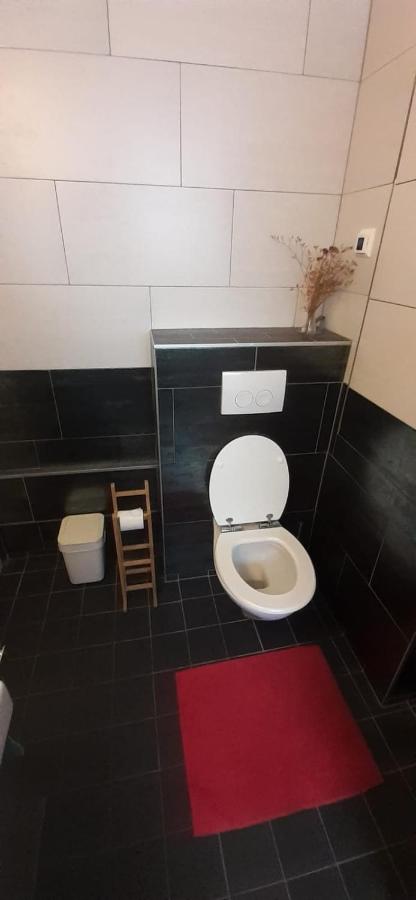 CHARLOTTE, not for parties, not a hotel, room with shared bathroom, no kitchen - 4