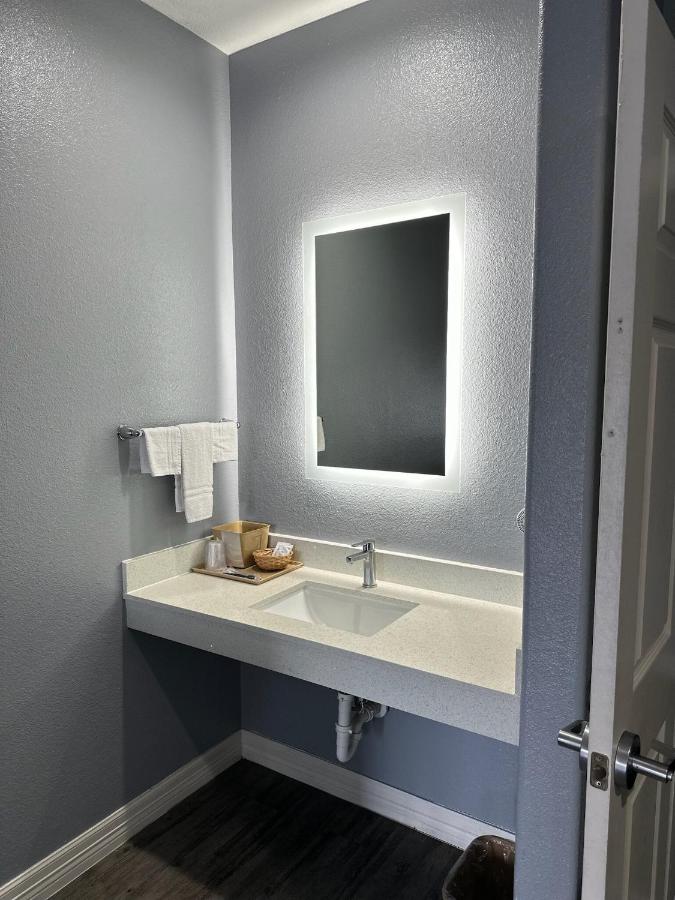 Atlantis Inn & Suites — photo 18