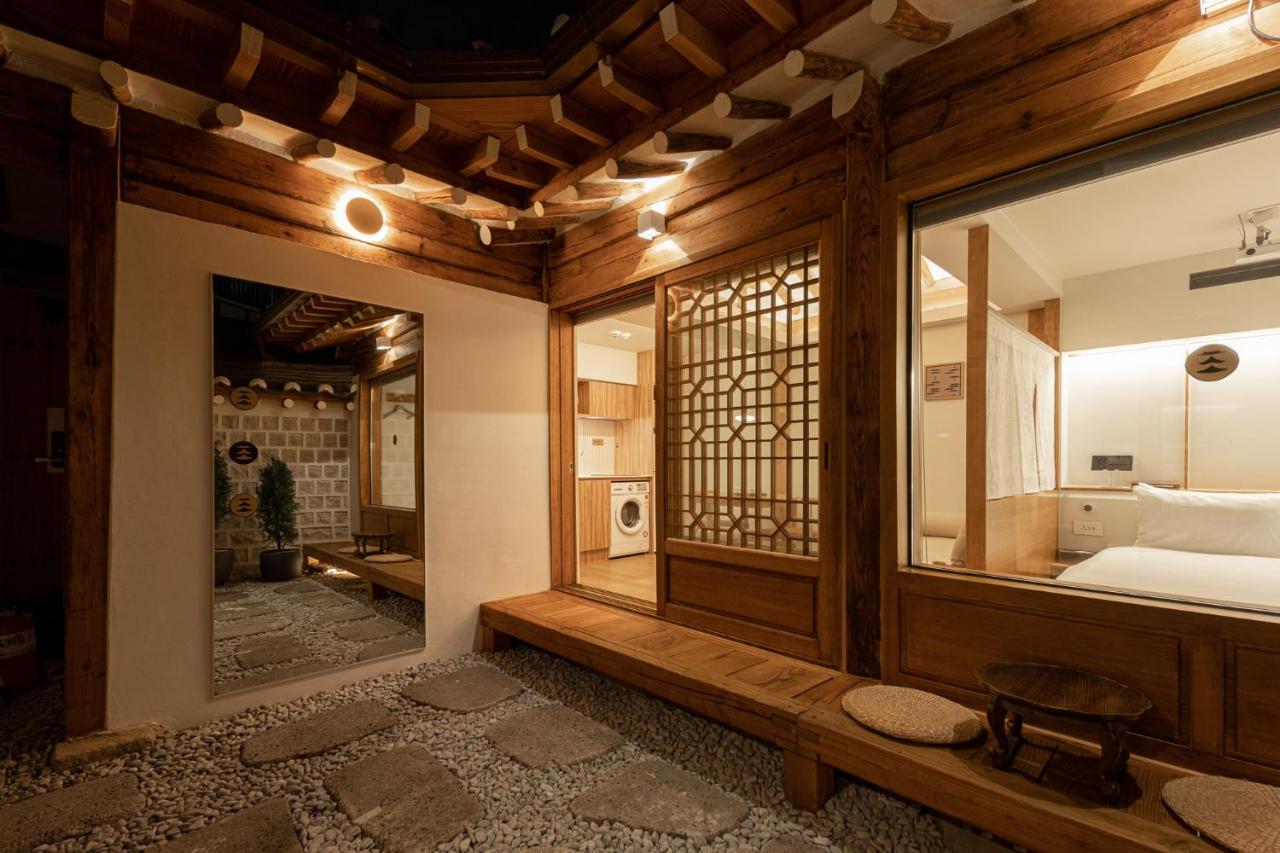 Luxury Hanok Mirror Courtyard - 3