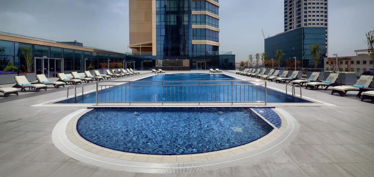 Heated swimming pool: Wyndham Grand Istanbul Levent