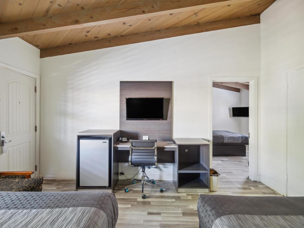 Discovery Inn Monterey Bay — photo 23