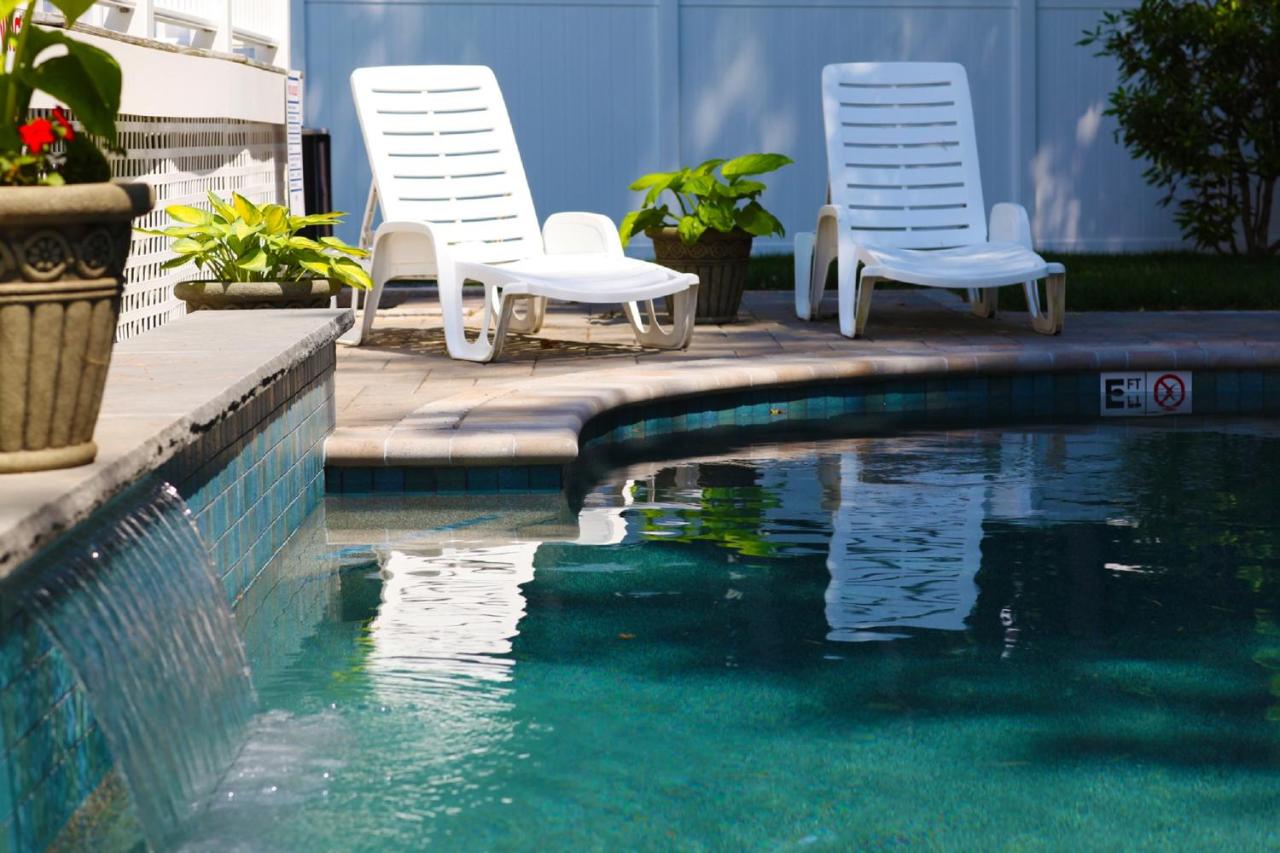 Heated swimming pool: Abalonia Inn