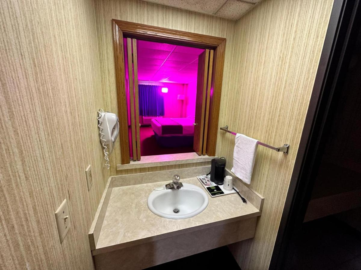 Travel Inn & Suites — photo 23