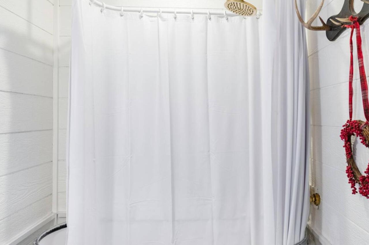 Hip, Cozy Cottage with a Fire Pit in Cleveland Park - 4