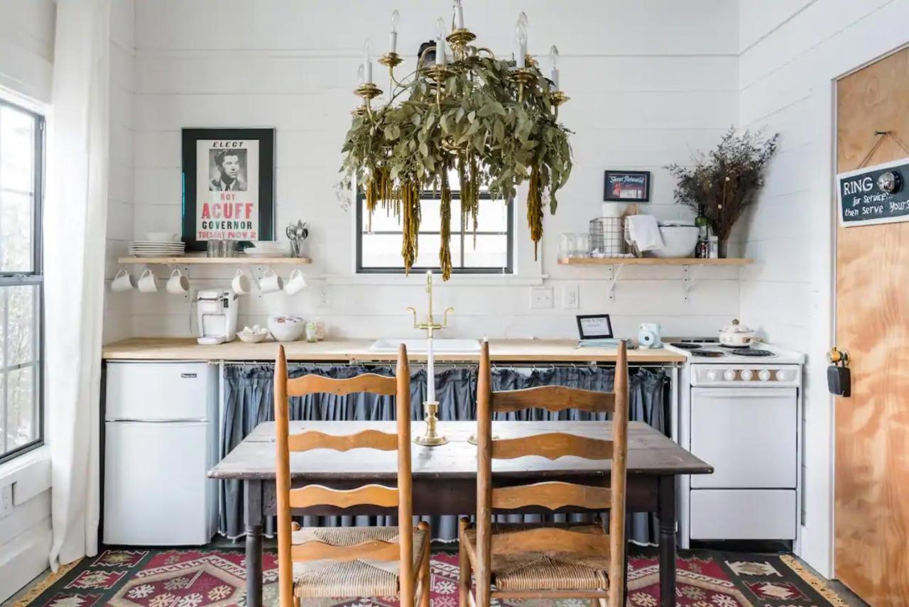 Hip, Cozy Cottage with a Fire Pit in Cleveland Park - 2