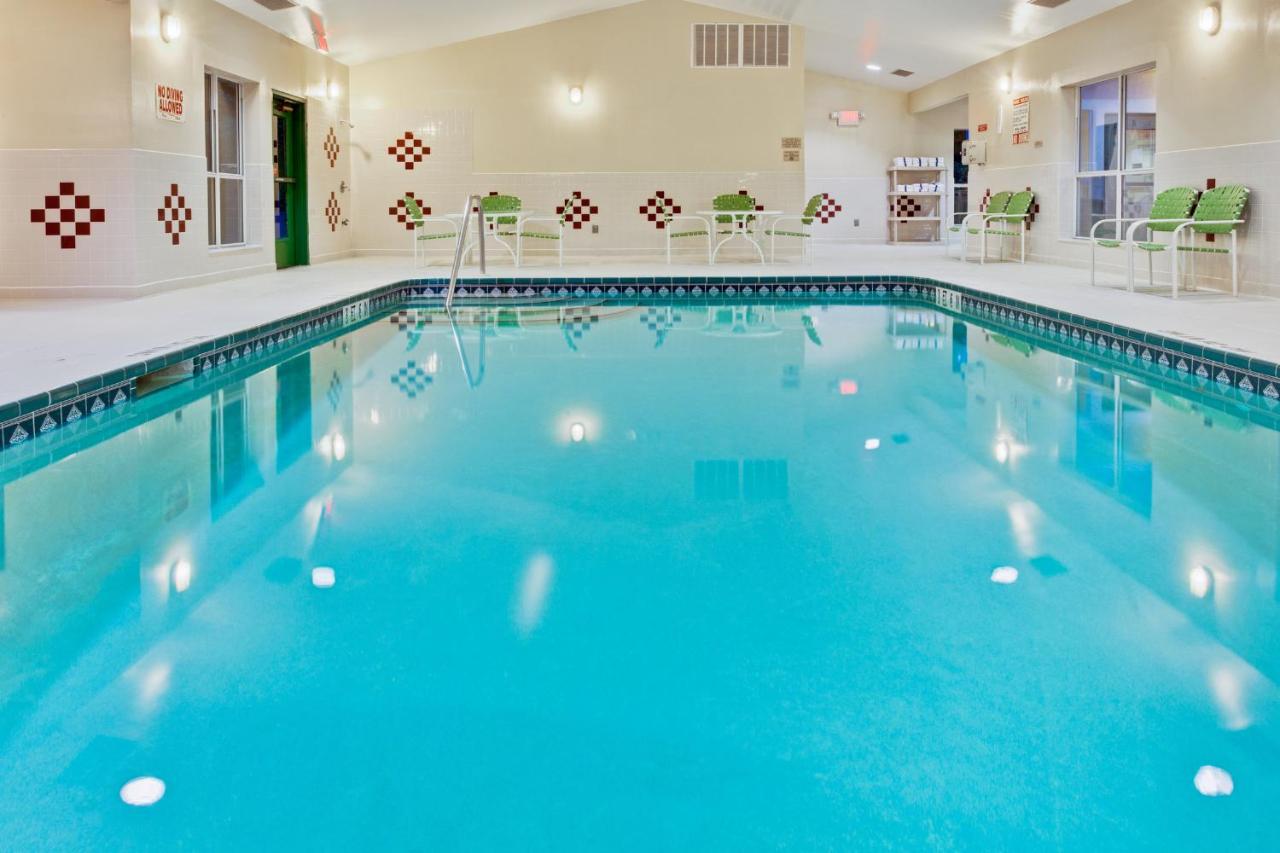 Heated swimming pool: Best Western Plus Lake City