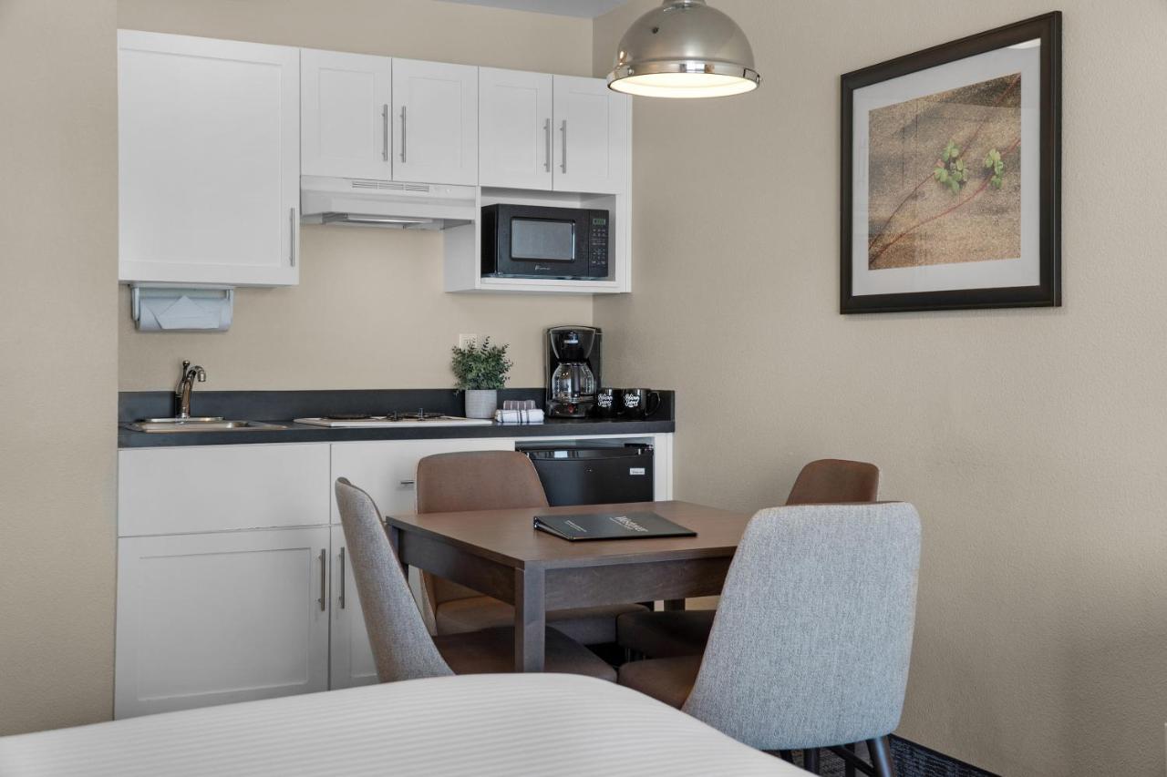 Pelican Shores Inn — photo 19