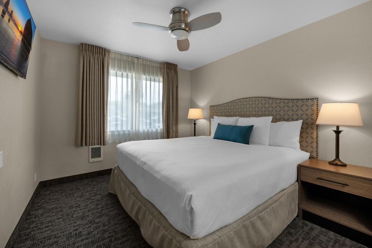 Pelican Shores Inn — photo 18