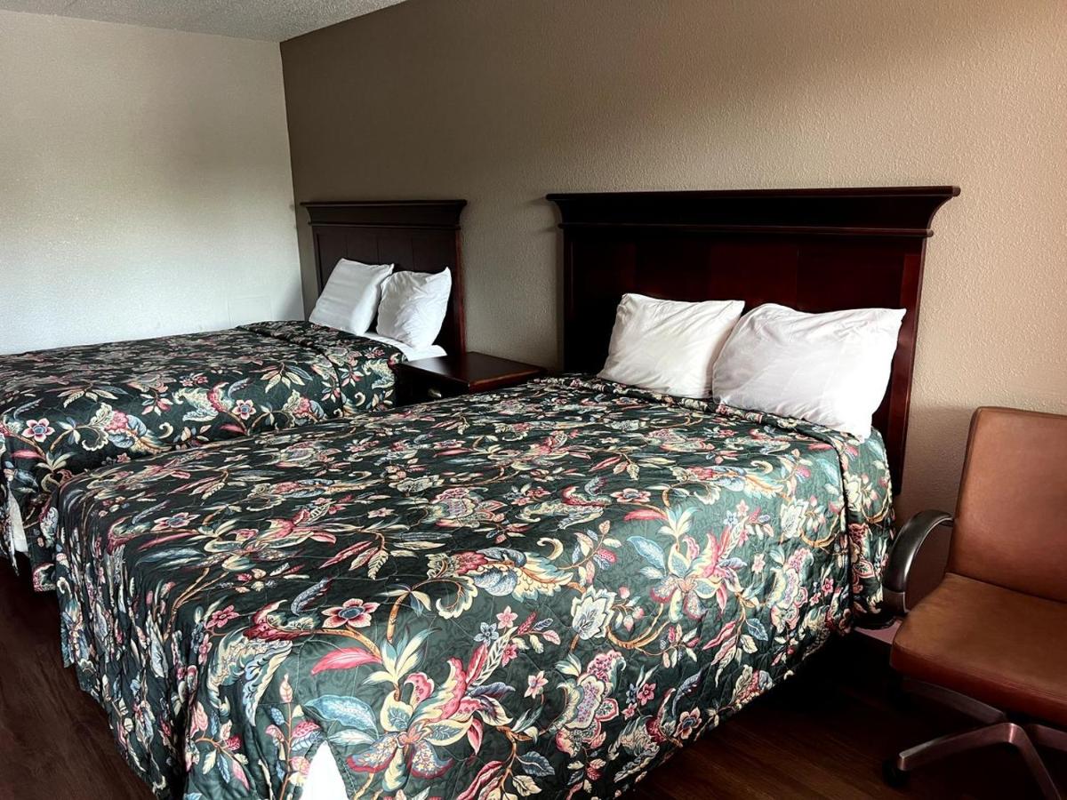 Deluxe Plaza Motel — photo 2