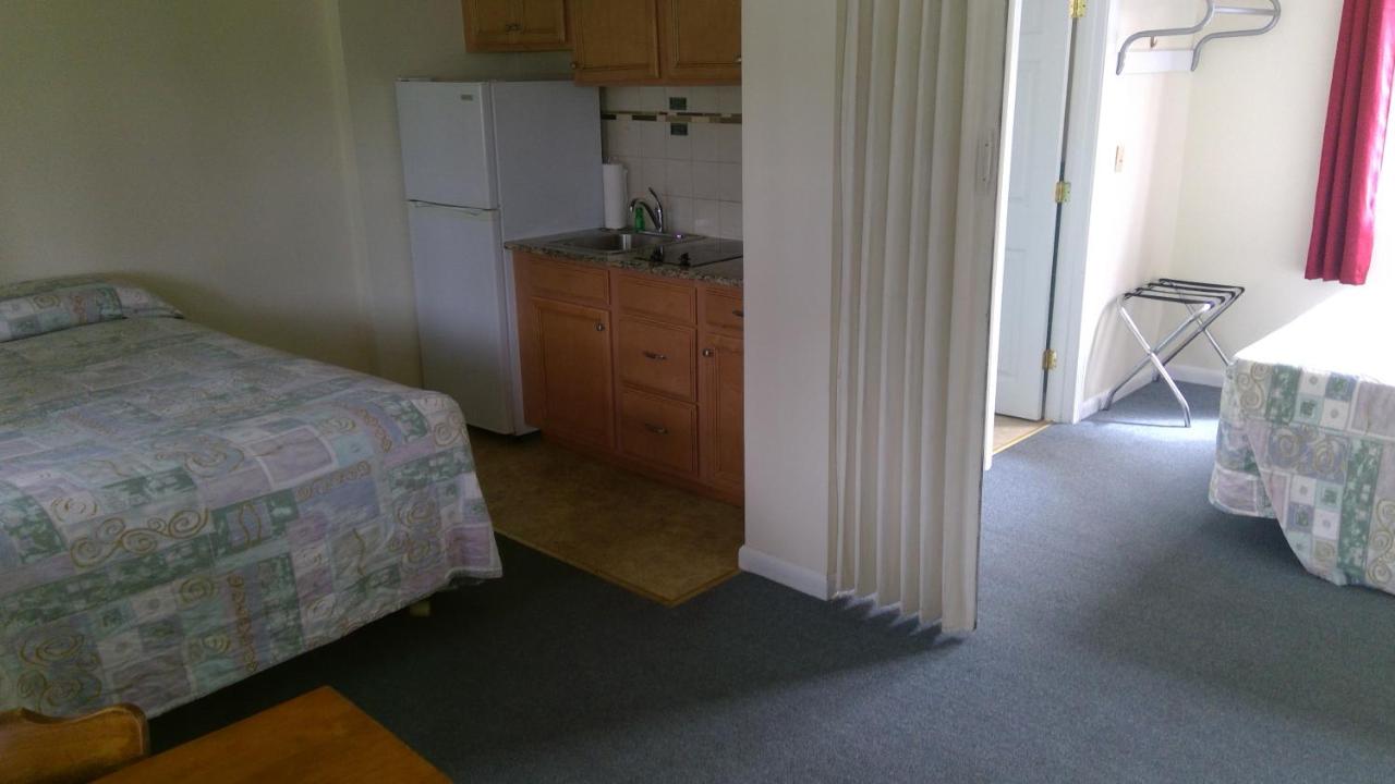Village Green Motel — photo 9
