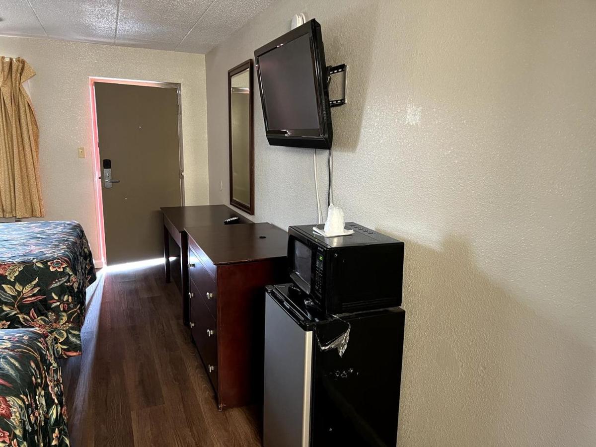 Deluxe Plaza Motel — photo 13