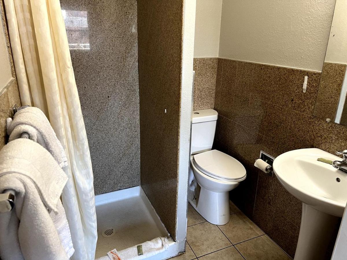 Deluxe Plaza Motel — photo 11