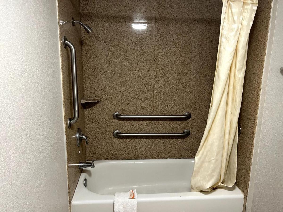 Deluxe Plaza Motel — photo 9