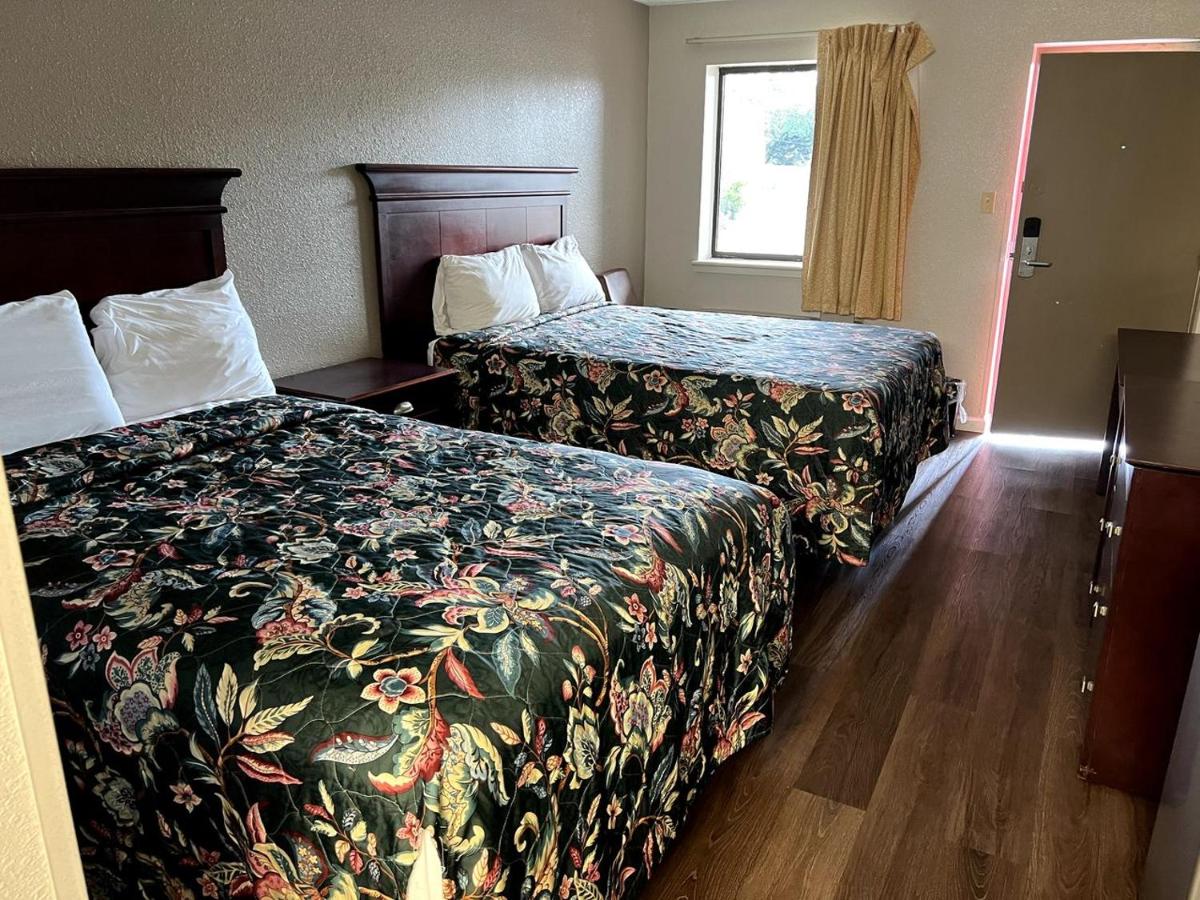 Deluxe Plaza Motel — photo 14