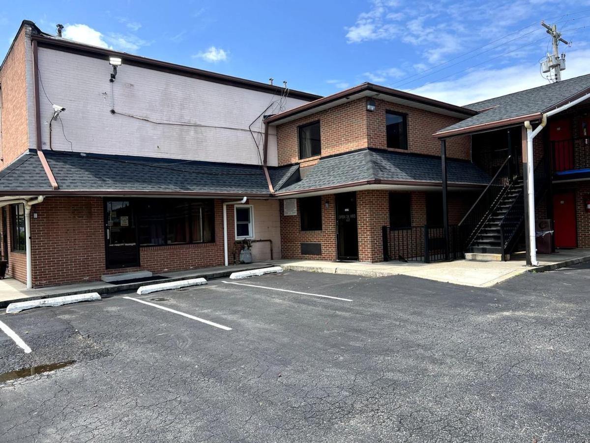 Deluxe Plaza Motel — photo 4