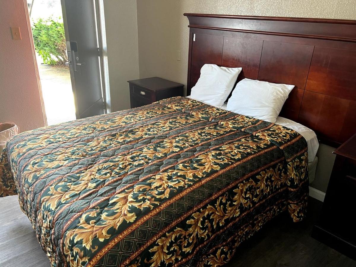 Deluxe Plaza Motel — photo 3
