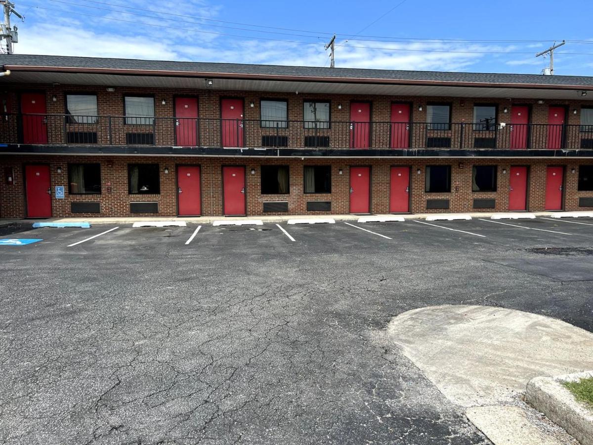 Deluxe Plaza Motel — photo 6